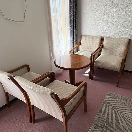 Maple Creek Motor Inn Dış mekan fotoğraf