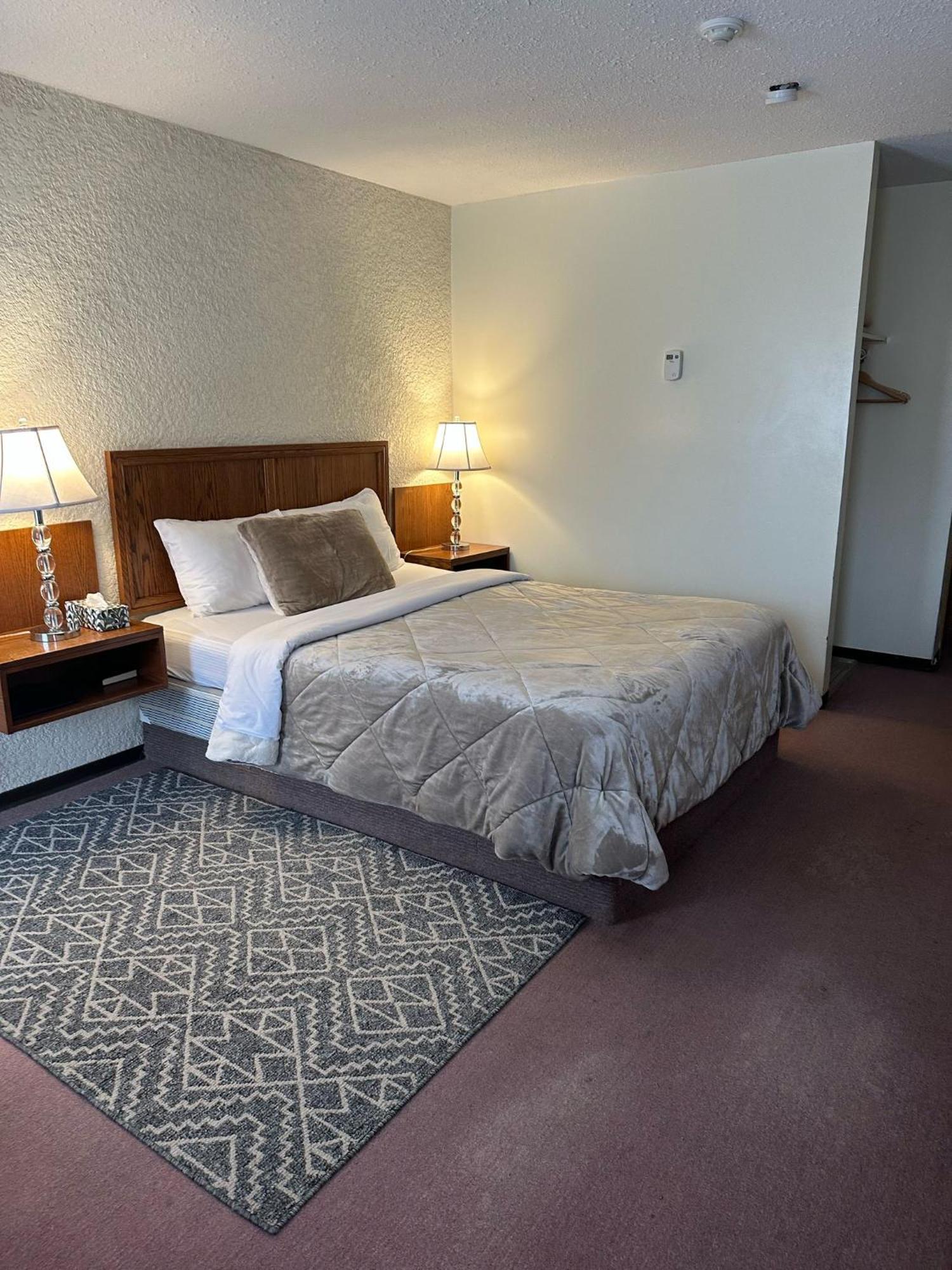 Maple Creek Motor Inn Dış mekan fotoğraf