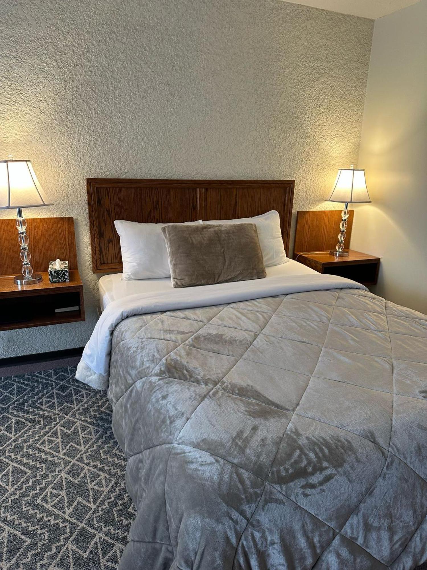 Maple Creek Motor Inn Dış mekan fotoğraf