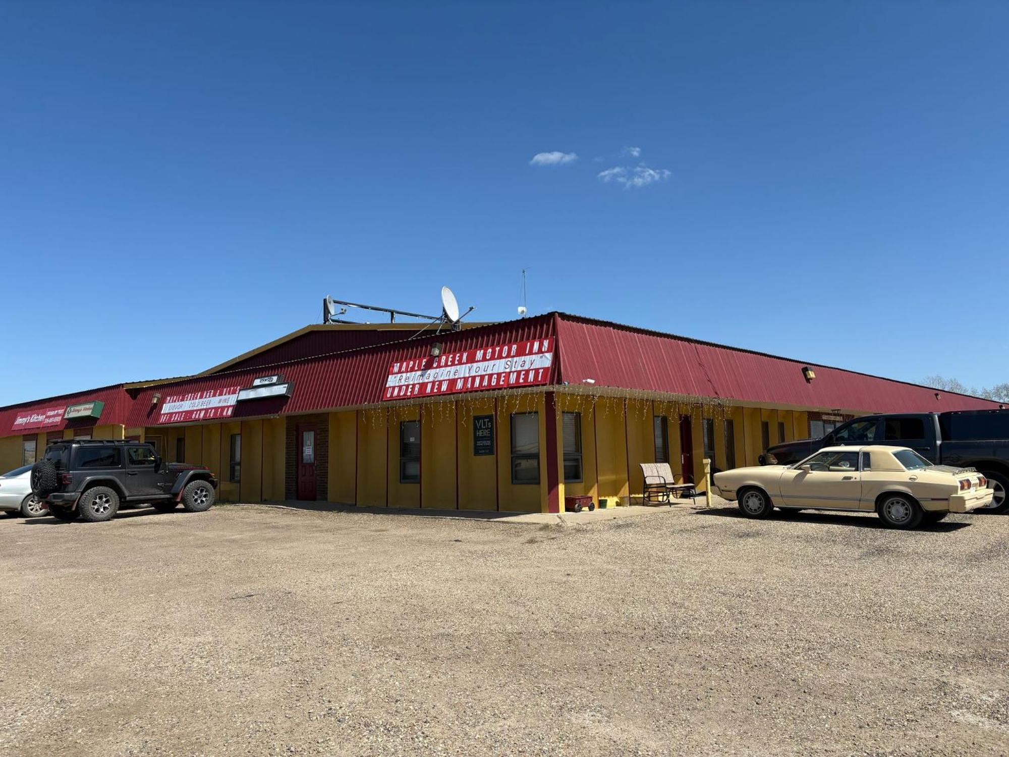 Maple Creek Motor Inn Dış mekan fotoğraf